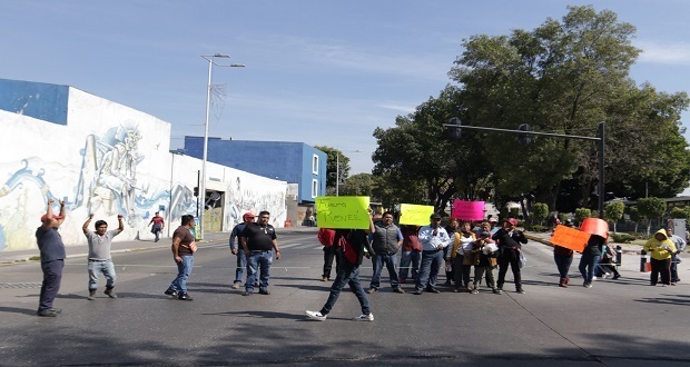 Comerciantes cierran bulevar 5 de Mayo; Segob privilegia a otros, acusan