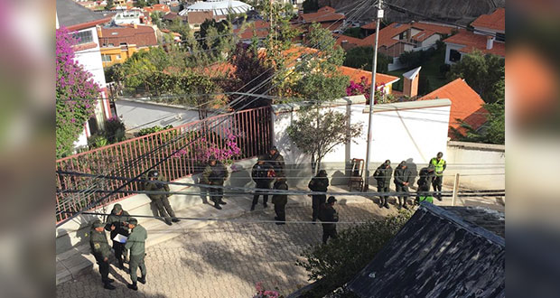 Tras señalamiento, baja vigilancia a embajada de México en Bolivia