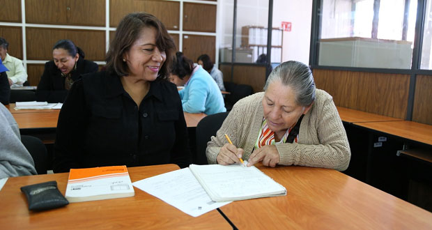 Más de 9 mil personas cursan la prepa abierta en Puebla