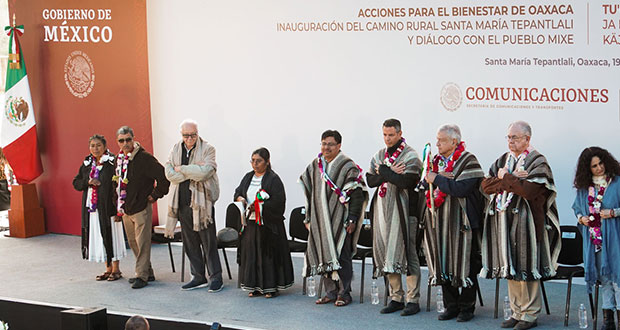 AMLO destaca trabajo de comunidades de Oaxaca en 25 caminos rurales
