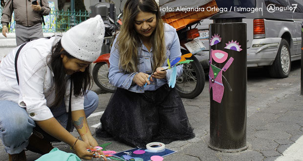 Activistas decoran bolardos del CH para visibilizar que resguardad al peatón