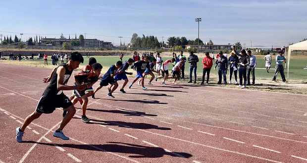Alumnos de Atlixco entrenan para competencias de atletismo Antorcha