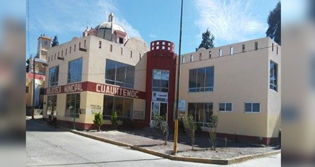 Alcalde de Soltepec baja salario a directora de biblioteca como represalia