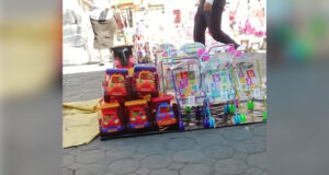 Comercios y ambulantes abarrotan zona de juguetes de CH previo a Día de Reyes