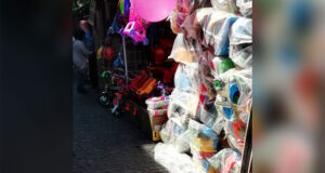 Comercios y ambulantes abarrotan zona de juguetes de CH previo a Día de Reyes