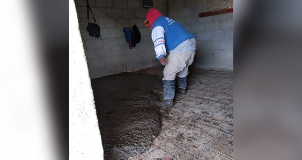 Comuna de Atexcal mejora pisos de casas de 100 familias