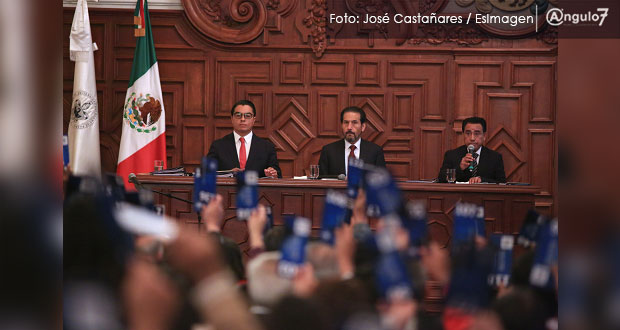 Consejo Universitario se desvive en elogios a Esparza; amenaza con protestas