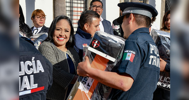 Ayuntamiento de Cuautlancingo entrega 172 uniformes a policías