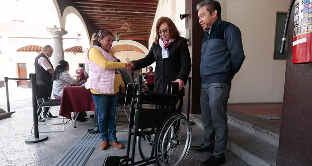 Para apoyar su movilidad, DIF entrega silla de ruedas a joven
