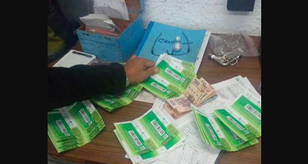 Encuentra una cartera con 10 mil pesos en el Metro y la devuelve