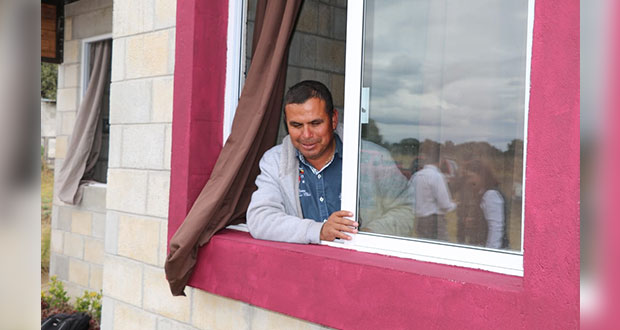 Entregan vivienda a poblanos que padecen discapacidad visual