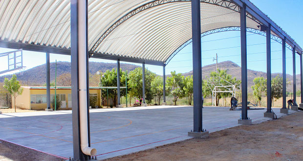Escuela de Tecomatlán cuenta con techado y cancha de usos múltiples