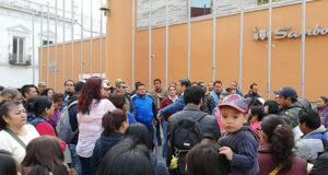 Extrabajadores de Seguro Popular cierran bulevar y exigen reinstalación