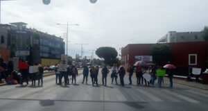 Extrabajadores de Seguro Popular cierran bulevar y exigen reinstalación