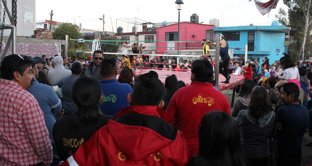 Festejan grúas antorchistas Día de Reyes con lucha libre y rosca