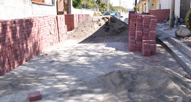 Comuna de Ixcaquixtla pavimenta calle 6 Poniente en Barrio del Once