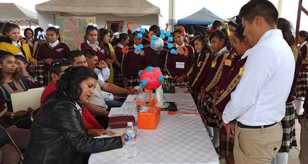 En Libres, alumnos de Bachillerato aprenden con feria de ciencias