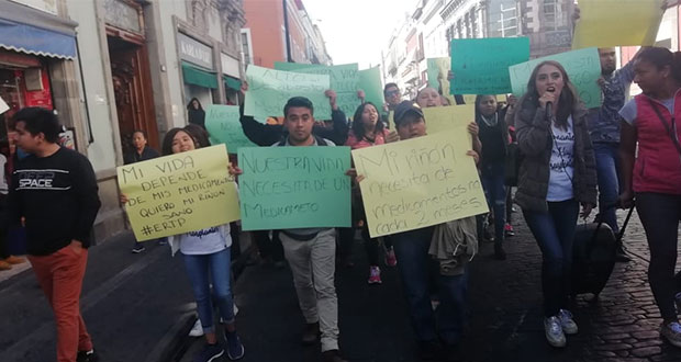 Trasplantados del IMSS marchan por falta de medicinas para su tratamiento
