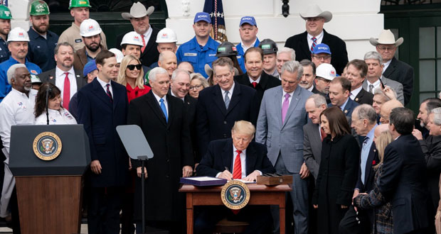 Trump firma el nuevo acuerdo de comercio T-MEC; aún falta Canadá