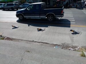 Aplastan bolardos del entronque Amalucan