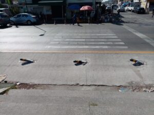 Aplastan bolardos del entronque Amalucan
