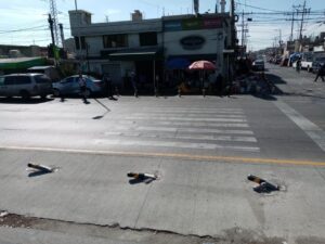 Aplastan bolardos del entronque Amalucan
