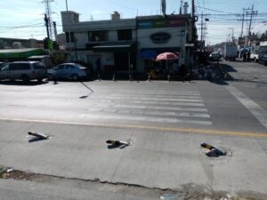 Aplastan bolardos del entronque Amalucan