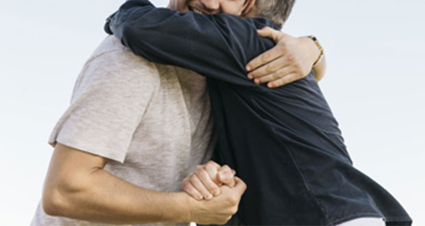 ¿Sabes cuáles son los beneficios de dar y recibir abrazos?