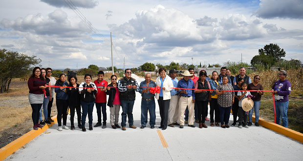 Inversión conjunta hace posible calle de concreto en Ahuatempan