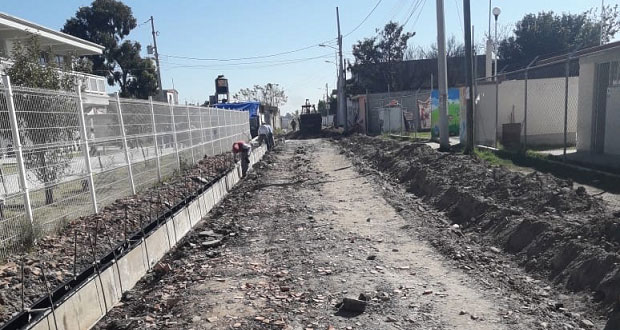 Avanza construcción de banquetas en barrio Tepelcayuca de Amozoc