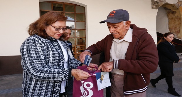 DIF estatal entrega dos aparatos auditivos a poblano de 89 años