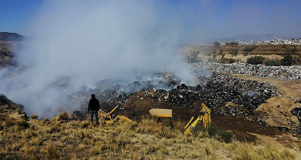 Tras 14 horas, controlan incendio en relleno sanitario de Cuyoaco