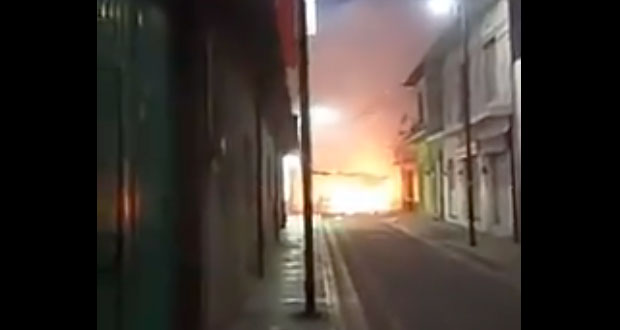 Se incendian locales de pirotecnia en mercado de Zinacatepec
