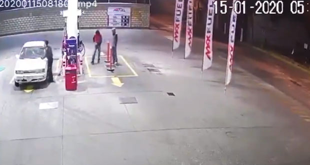 Balean a conductor en intento de asalto en gasolinera de Ocoyucan