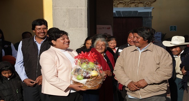 Karina Pérez encabeza primera ceremonia de honores a la bandera