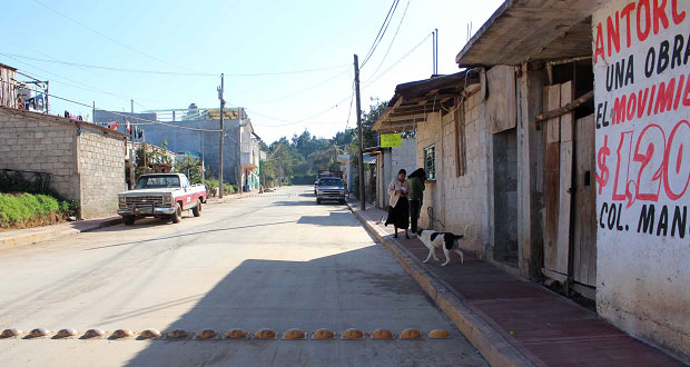 Concretan obras para electrificación y drenaje en colonia de Zacatlán