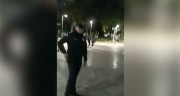 Graban a policía mientras amenaza con dispararle a un perro en CDMX