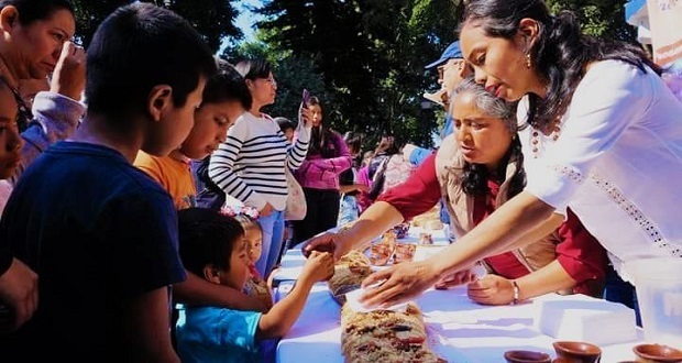 Pobladores de Tochimilco hacen rosca de Reyes de 50 metros