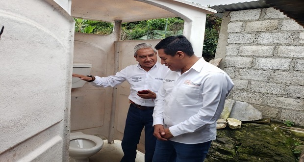 Gobierno estatal entrega 24 sanitarios ecológicos en Zihuateutla