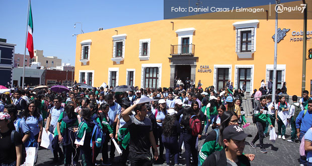 Alumnos del BINE aprovechan marcha para denunciar acoso sexual