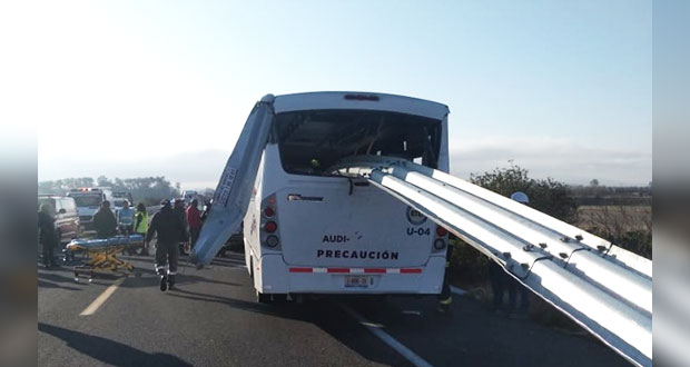 Choca transporte de Audi y deja al menos 35 personas heridos