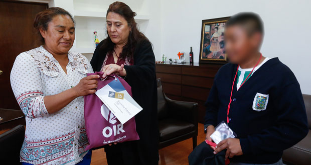 DIF estatal da aparatos auditivos a estudiante de Ocoyucan