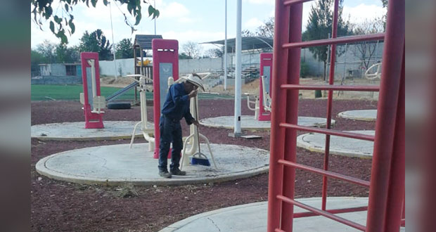 Ixcaquixtla da mantenimiento a deportivo, canchas y panteón municipal