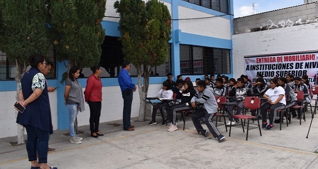 Alcalde de Ixcaquixtla entrega mobiliario a bachillerato