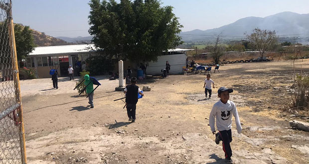 Reciben alumnos mobiliario para sus escuelas en Chietla