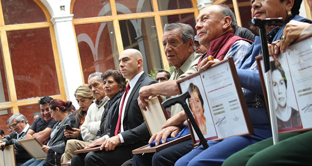 Reconocen a 50 ciudadanos de Xonaca por sus conocimientos en oficios