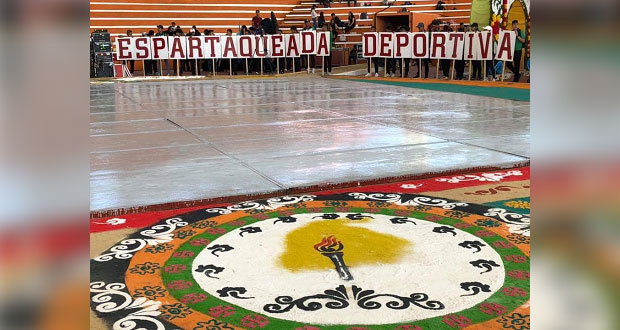 Tapete tradicional de Sierra Norte adorna competencia deportiva