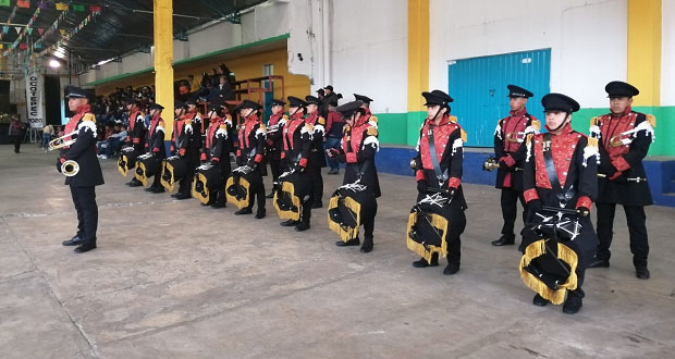 Alumnos de Zacapoaxtla ganan concurso de bandas de guerra