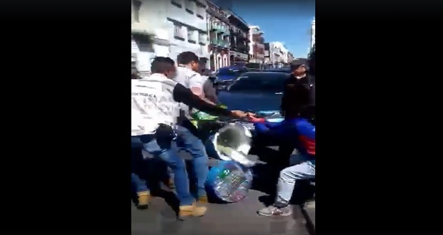 Inspectores de Puebla capital se exceden en detención de vendedora de Bon Ice