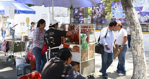 Comuna ordenará ambulantaje en escuelas; son familiares de alumnos